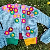 Mój projekt z kursu: Szydełkowanie: kolorowy sweter o kwiatowych aplikacjach. Un proyecto de Crochet y Diseño textil de juwelen7 - 16.04.2024