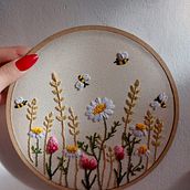 Bordados em pontos simples e bordados botânicos. Embroider project by Giovanna Valente - 04.18.2024