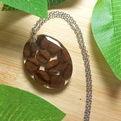 Colar de grãos de café. Jewelr, Design, Arts, Crafts, Photograph, Mobile Photograph, Product Photograph, Photographic Lighting, Studio Photograph, Commercial Photograph & Instagram Photograph project by Maitele Bueno - 01.24.2024