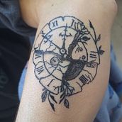 Tatuaje reloj roto. Un proyecto de Ilustración tradicional, Dibujo y Diseño de tatuajes de Juan Manuel Martínez Acosta - 22.04.2024