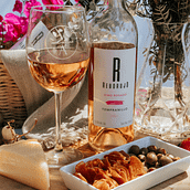 Reborujo. Advertising, Photograph, Product Design, Audiovisual Production, Photo Retouching, Creativit, Product Photograph, Photographic Lighting, Instagram, Content Marketing, Commercial Photograph & Instagram Photograph project by Vinícola El Aguaje - 04.23.2024