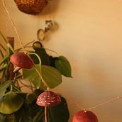 Citrus peel mushroom garland . Un proyecto de Artesanía de Sibia Torres Padilla - 01.12.2023