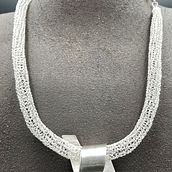 Mon projet du cours : Création de bijoux en crochet de fil en métal. Un proyecto de Artesanía, Diseño de moda, Tejido, DIY, Crochet y Diseño textil de Véronique Duroux - 25.04.2024