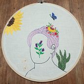 Meu projeto do curso: Retrato bordado com elementos botânicos. Een project van Borduurwerk y Textielontwerp van Luciane Alves Souza - 26.04.2024