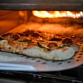 Mister Ross manejo redes sociales de pizzería. Food Photograph, Advertising, Photograph, Marketing, and Events project by Carlos Ross - 04.29.2024
