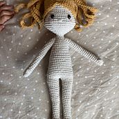 Mi proyecto del curso: Amigurumi: diseño de ropa, pelo y complementos. Artesanato, Design de brinquedos, Tecido, Crochê, Amigurumi, e Design têxtil projeto de Noemí Arroyo Rodríguez - 01.05.2024