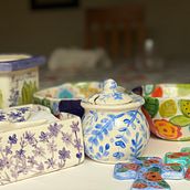Mi proyecto del curso: Ilustración floral sobre cerámica. Un progetto di Illustrazione tradizionale, Artigianato, Belle arti e Ceramica di tallerabierto_ - 13.05.2024