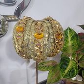 Mi proyecto del curso: Bordado con pedrería: crea accesorios para el pelo. Een project van Ontwerp van accessoires, Craft, Sieradenontwerp,  Modeontwerp, Borduurwerk, DIY y Textielontwerp van ldanzab - 14.05.2024