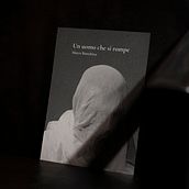 Un uomo che si rompe. Een project van Redactioneel ontwerp y Grafisch ontwerp van Francesca Gioni - 01.01.2023