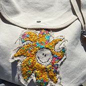 Mon projet du cours : petit sac soleil  . Projekt z dziedziny Projektowanie dodatków, Projektowanie biżuterii, Projektowanie mod,  Haft, Wzornictwo tekst i liów użytkownika aldalou - 01.06.2024