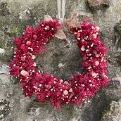 Il mio progetto del corso: Creazione di una ghirlanda con fiori secchi. Design, Interior Design, L, scape Architecture, DIY, Floral, Plant Design, and Textile Design project by ilaria_longo - 06.08.2024