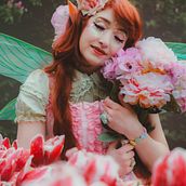 La fée et le bourdon. Un proyecto de Fotografía, Fotografía de retrato, Fotografía en exteriores, Fotografía para Instagram y Retoque fotográfico de Adeline Beckers - 20.04.2024
