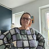 My project for course: Granny Square Crochet: Make Your Own Sweater. Fashion Design, Fiber Arts, DIY, Crochet, and Textile Design project by Liz Smith - 06.09.2024