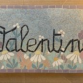 Mon projet du cours : Mosaïque contemporaine : créez des motifs floraux. Arts, Crafts, Furniture Design, Making, Ceramics, Interior Decoration, and DIY project by jm_caroline - 06.17.2024