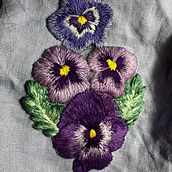 Mi proyecto del curso: Bordado freestyle sobre tul para principiantes. Un progetto di Design di accessori, Ricamo, Illustrazione botanica, Textile Design e Pittura ad acquerello di tamara.gonzalezlehmann - 06.07.2024