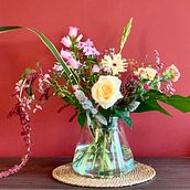 My project for course: Floral Arrangement Design with Seasonal Blooms. Een project van Interieurontwerp, Landscaping,  Interieurdecoratie, DIY y Bloem- en plantenschikken van vuminhphuong_ibd - 11.07.2024