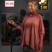 Cantante en estudio de grabación. . % Nelson Gómez tarafından hazırlanan Fotoğraf Post Prodüksi, on, Fotoğraf Rötuşlama, Ve Fotomontaj projesi - 07.13.2024