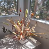 My project for course: Centerpiece Design with Dried and Preserved Flowers. Interior Design, L, scape Architecture, Decoration, DIY, Floral, and Plant Design project by elenaflorina79 - 07.19.2024