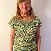 Mein Abschlussprojekt für den Kurs: Häkeltechnik für bunte Kleidung. Un progetto di Fashion design, Fiber Art, DIY, Uncinetto e Textile Design di greenpanda - 22.07.2024