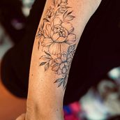 Mój projekt z kursu: Tatuaż botaniczny w technice „dotwork”. Een project van Traditionele illustratie,  Tatoeageontwerp y  Botanische illustratie van Grażyna - 28.07.2024