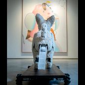 El Perro Robótico que Defeca Críticas de Arte Generadas con Inteligencia Artificial. Un progetto di Intelligenza Artificiale, Consulenza creativa, Design industriale e Progettazione con IA di Maedcore - 01.01.2023