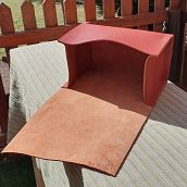 Suburbia Handmade Leather Bag by the Leather Charmer. Un proyecto de Diseño, Diseño de complementos, Artesanía y Costura de Deon Slabbert - 08.08.2024