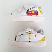 Mon projet du cours : Restauration et personnalisation de baskets. Accessor, Design, Fashion Design, Acr, lic Painting, DIY, Upc, and cling project by margaux_veaudor - 08.10.2024