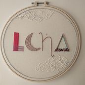 Meu projeto do curso: Técnicas avançadas para bordado de letras com tecidos coloridos. Un progetto di Illustrazione tradizionale, Lettering, Ricamo e Textile Design di mari_bcl - 11.08.2024