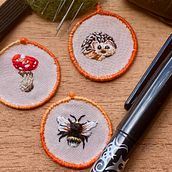 Mi proyecto del curso: Bordado en miniatura: crea joyas textiles. Jewelr, Design, Embroider, and Textile Design project by Juliana Cifra Marin - 08.08.2024