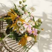 Mi proyecto del curso: Creación de ramos de flores desde cero. Un proyecto de Diseño de interiores, Paisajismo, Decoración de interiores, DIY, Diseño floral y vegetal de noemitabares655 - 13.08.2024