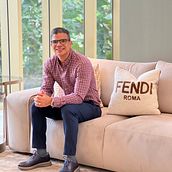 De Corredor a Visionario: La Historia de Michael DiCaprio en el Mundo Inmobiliario. Marketing, Cop, writing, Stor, telling, Content Marketing, and Communication project by Gabriel Cheng - 08.19.2024