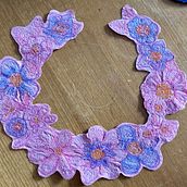 My project for course: Embroidery with a sewing machine. Un projet de Création d'accessoires, St, lisme, Broderie, Couture, Art textile, Illustration botanique , et Design textile de Sharon Church - 20.08.2024