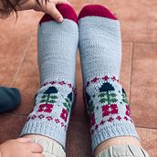 My project for course: Introduction to Colorwork Sock Knitting. Accessor, Design, Fashion Design, Fiber Arts, Knitting, and Textile Design project by Mary Shaak - 08.23.2024