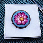 Hand-Embroidered Pink Cosmos Flower Brooch. Un proyecto de Artesanía, Bellas Artes, Diseño de jo, as, Bordado y Diseño textil de Aspen Schiller - 24.08.2024