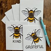Bee greeting cards and stickers. Un progetto di Illustrazione tradizionale di Julie Parrish - 25.08.2024