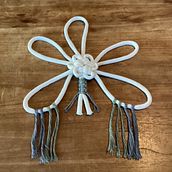 Muurhanger met geleerde knopen. Accessor, Design, Arts, Crafts, Fiber Arts, Macramé, and Textile Design project by mieke_derdeyn - 08.28.2024
