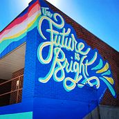The Future Is Bright Public Art Mural . % Meg Wagler tarafından hazırlanan Sokak Sanatı, Tablo, Sanat Yönetmenliği, Güzel sanatlar, Harfler, El Yazısı, Ve Grafik Tasarım projesi - 08.29.2024