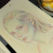 Mi proyecto del curso: Dibujo de retratos llamativos con lápices de colores Ein Projekt aus dem Bereich Zeichnung, Porträtzeichnung, Sketchbook und Zeichnen mit Buntstiften von Gabriela Silva - 01.09.2024