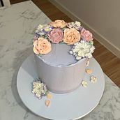 My project for course: Decorative Buttercream Flowers for Cake Design. Design, DIY, and Baking project by livt - 08.29.2024