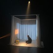 escenografía de la obra de teatro Roto. Un progetto di Scenografia e Costume design di Monica Florensa Tomasi - 04.09.2024