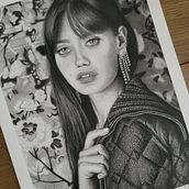 Meu projeto do curso: Retrato artístico com carvão vegetal: criando atmosferas. Fine Arts, Drawing, Artistic Drawing, Portrait Drawing, Realistic Drawing, and Traditional illustration project by Juliana Schmidt Burani - 09.05.2024