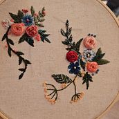 Mon projet du cours : Broderie : créez des motifs floraux sur du feutre . Un progetto di Design di accessori, Artigianato, Illustrazione botanica, Pattern design e Textile Design di etrenelle - 10.09.2024