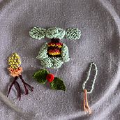 My project for course: Raised embroidery using the knot lace technique. Een project van Craft, Borduurwerk, Textiel, Traditionele illustratie y Textielontwerp van mespigul6445 - 17.09.2024