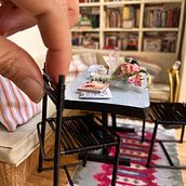 Saturday Morning Miniature Scene. Un projet de Artisanat, Design, Fabrication de mobilier, Upc, cling et Impression textile de Carmen Mazarrasa - 20.09.2024