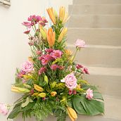 Mi proyecto del curso: Decoración floral: crea composiciones alegres y coloridas. Un proyecto de Decoración de interiores, DIY, Diseño floral, vegetal, Diseño de interiores y Paisajismo de noemitabares655 - 25.09.2024