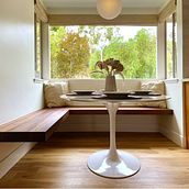 Cantilevered walnut bench seat. Un progetto di Design e creazione di mobili e Falegnameria  di MARK WRONSKI - 09.03.2022