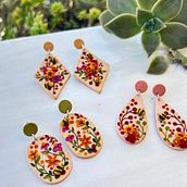 My project for course: Intro to Polymer Clay Jewelry: Design Floral Accessories Ein Projekt aus dem Bereich Erweiterungsentwicklung, H, werk, DIY, Modedesign und Schmuckdesign von Nina Aresu - 30.09.2024