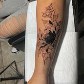 My project for course: Fine Line Tattoo Techniques: Create Meaningful Designs. Un progetto di Disegno, Illustrazione tradizionale, Design di tatuaggi, Fotografia e Pubblicità di Adriana Ferrusca - 02.10.2024