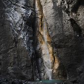 Cenghen Waterfall. Un projet de Composition photographique, Photographie, Photographie numérique, Retouche photographique , et Théorie des couleurs de Jordi Leonardi - 02.10.2024