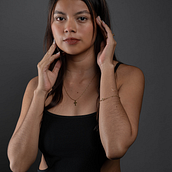 Mi proyecto del curso: Fotografía de estudio: la Iluminación como recurso creativo. Un progetto di Fotografia, Fotografia di moda, Fotografia di ritratto, Illuminazione fotografica e Fotografia in studio di Vanessa Mora - 22.09.2024